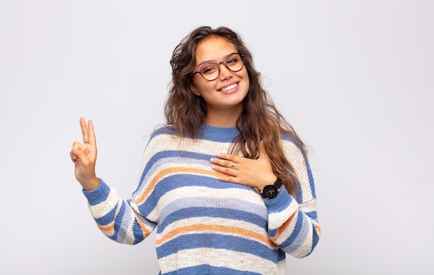 jeune jolie femme faisant des gestes