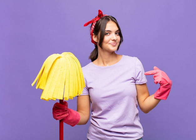 Photo jeune jolie femme à la fierté, arrogante, heureuse isolée