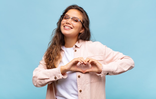 Jeune jolie femme sur fond bleu