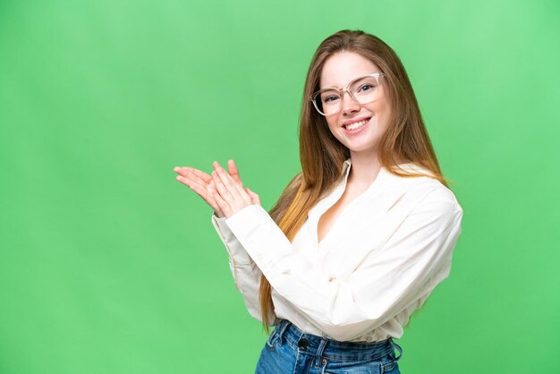 Jeune jolie femme sur fond isolé chroma key applaudissant