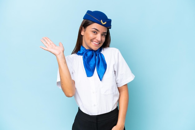 Une jeune et jolie femme sur un fond isolé