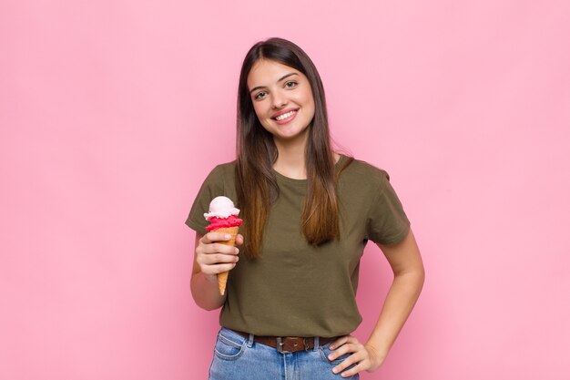 jeune jolie femme avec une glace