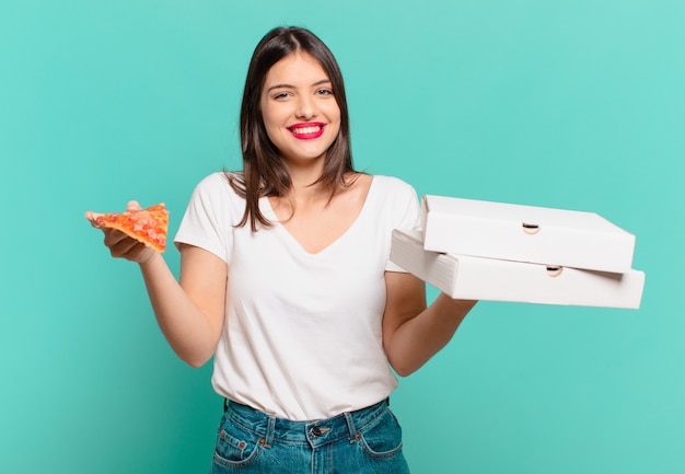 Jeune jolie femme heureuse expression et tenant une pizza