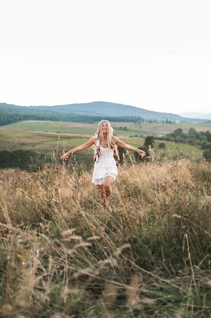 Jeune jolie femme hippie boho portant dans un style rustique au repos dans le village