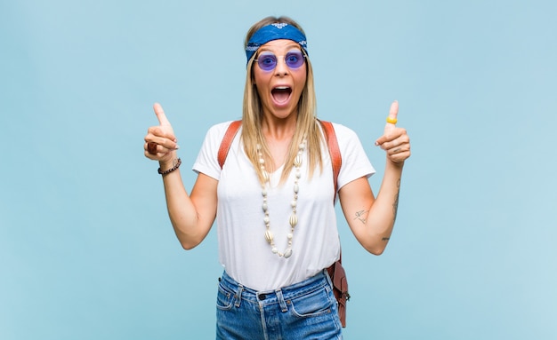 Jeune jolie femme hippie avec un sac en cuir