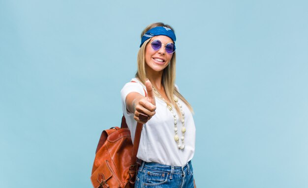 Jeune jolie femme hippie avec un sac en cuir