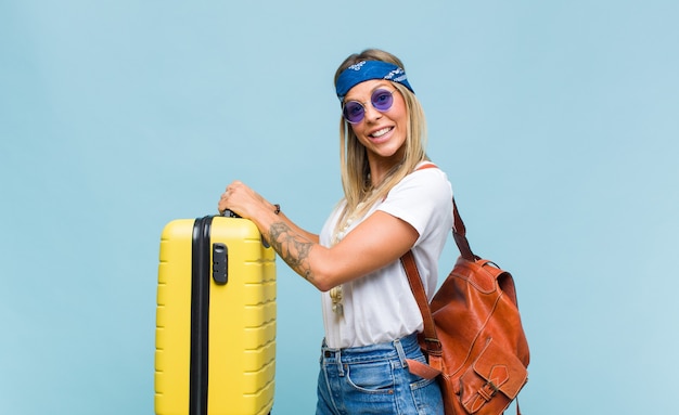 Jeune jolie femme hippie avec un sac en cuir