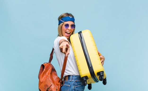 Jeune jolie femme hippie avec un sac en cuir