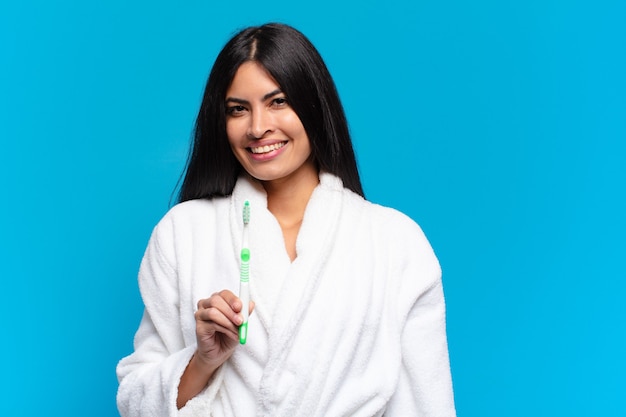 Jeune jolie femme hispanique. avec une brosse à dents