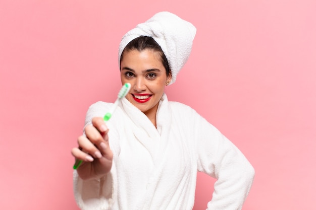 Jeune jolie femme hispanique avec brosse à dents