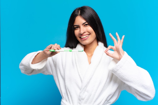 Jeune jolie femme hispanique. avec une brosse à dents