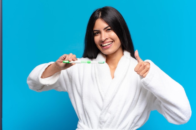 Jeune jolie femme hispanique. avec une brosse à dents