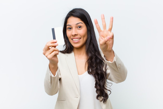 Jeune jolie femme hispanique avec une carte de crédit