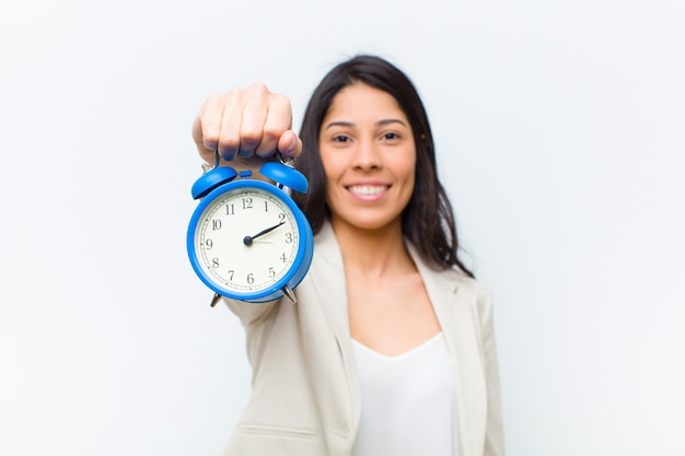 Jeune Jolie Femme Hispanique Avec Une Horloge