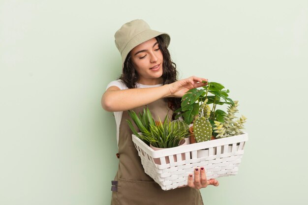 Jeune jolie femme hispanique jardinier ou concept d'agriculteur avec des plantes