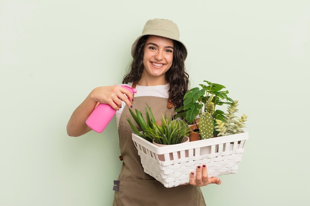 Jeune jolie femme hispanique jardinier ou concept d'agriculteur avec des plantes