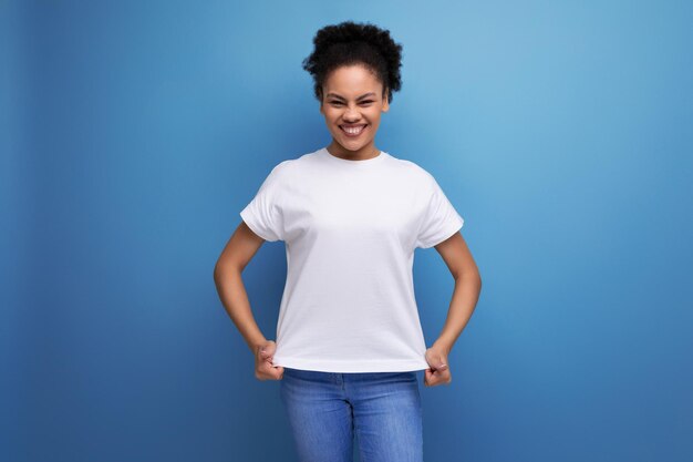 Jeune jolie femme hispanique mélomane d'affaires en t-shirt blanc pour l'identité et l'image de marque