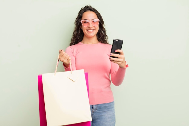 jeune jolie femme hispanique avec des sacs à provisions