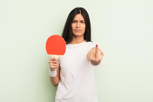 Jeune jolie femme hispanique se sentant en colère ennuyée concept de ping-pong rebelle et agressif