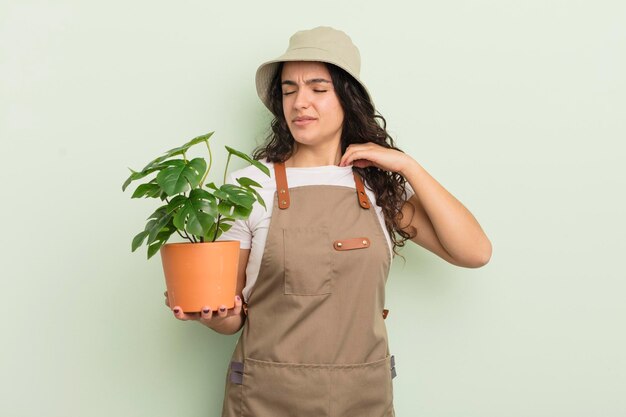 Jeune jolie femme hispanique se sentant stressée anxieuse fatiguée et frustrée concept d'agriculteur ou de jardinier