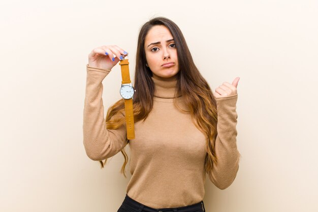 Jeune jolie femme avec une horloge. concept de temps