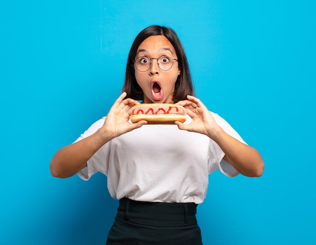 Jeune jolie femme avec un hot-dog