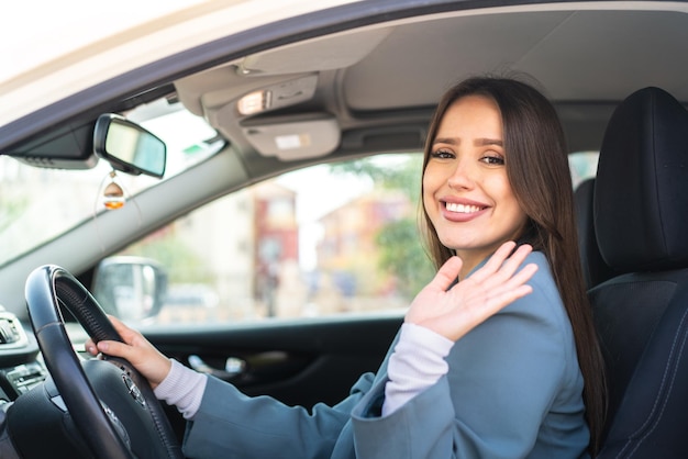 Jeune jolie femme à l'intérieur d'une voiture