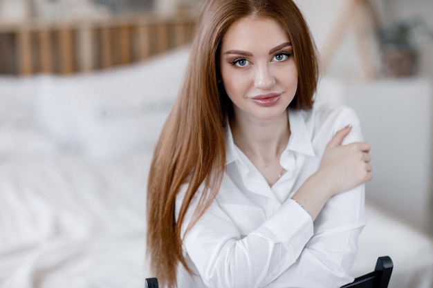 Jeune jolie femme à l'intérieur