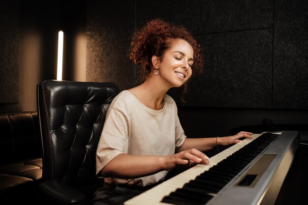 Jolie Petite Fille Joue Piano Synthétiseur Entraînement L'éducation L'école  Entraînement image libre de droit par sinenkiy © #648698264