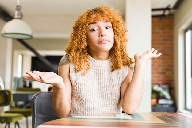 Photo jeune jolie femme latine aux cheveux roux dans une nouvelle maison cool