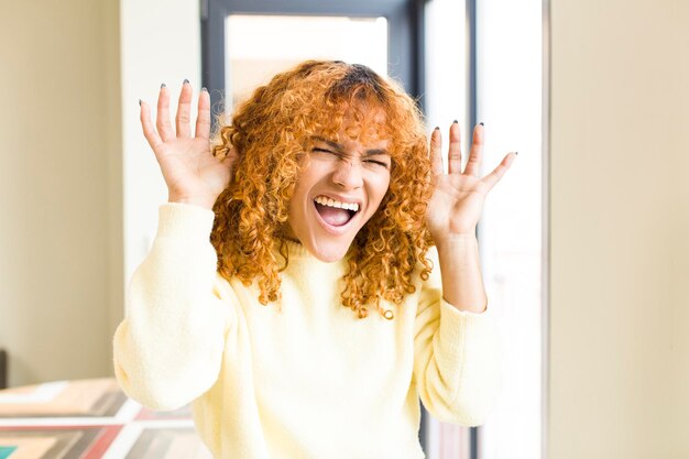 Photo jeune jolie femme latine aux cheveux roux dans une nouvelle maison cool