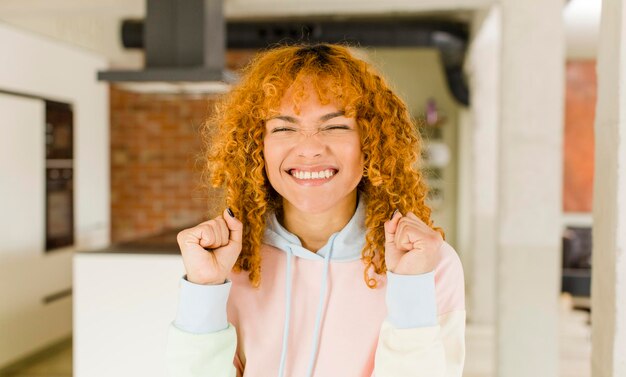 Photo jeune jolie femme latine aux cheveux roux dans une nouvelle maison cool