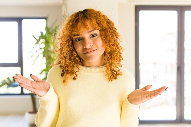 Photo jeune jolie femme latine aux cheveux roux dans une nouvelle maison cool