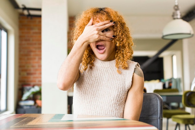 Jeune jolie femme latine aux cheveux roux dans une nouvelle maison cool