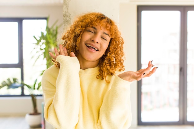 Photo jeune jolie femme latine aux cheveux roux dans une nouvelle maison cool