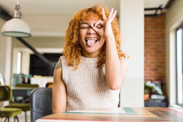 Photo jeune jolie femme latine aux cheveux roux dans une nouvelle maison cool