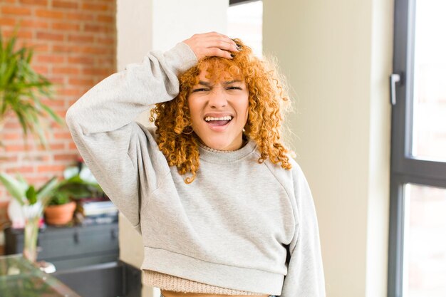 Photo jeune jolie femme latine aux cheveux roux dans une nouvelle maison cool