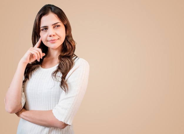 Jeune jolie femme latine regardant de côté avec une expression douteuse et sceptique.