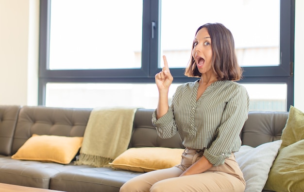 jeune jolie femme à la maison