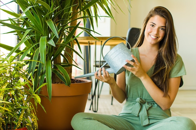 Jeune jolie femme à la maison