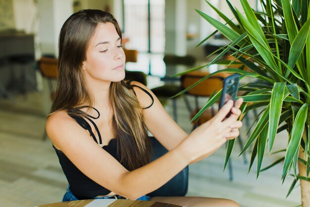 Jeune jolie femme à la maison