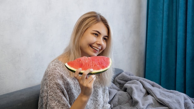 Jeune, jolie femme, manger, pastèque