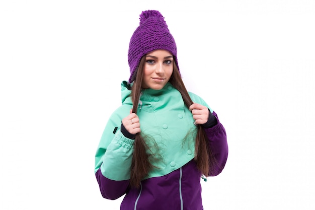 Jeune jolie femme en manteau de ski violet