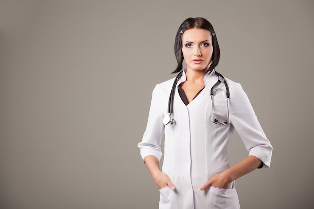 Jeune jolie femme médecin sérieuse