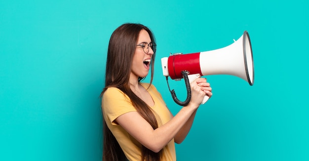 Jeune jolie femme avec un mégaphone