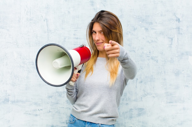 Jeune jolie femme avec un mégaphone