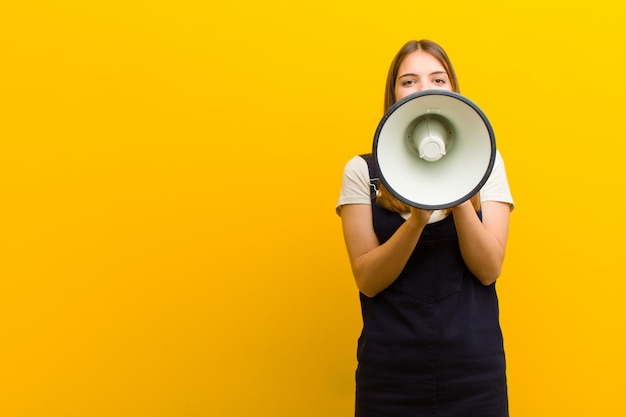 Jeune jolie femme avec un mégaphone