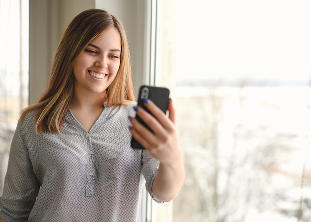 Jeune jolie femme parlant via téléphone portable. Photo de haute qualité