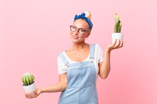 Jeune jolie femme avec une plante d'intérieur