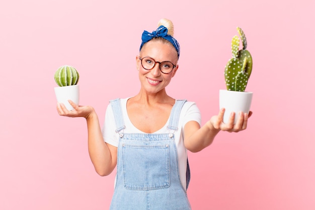 Jeune jolie femme avec une plante d'intérieur